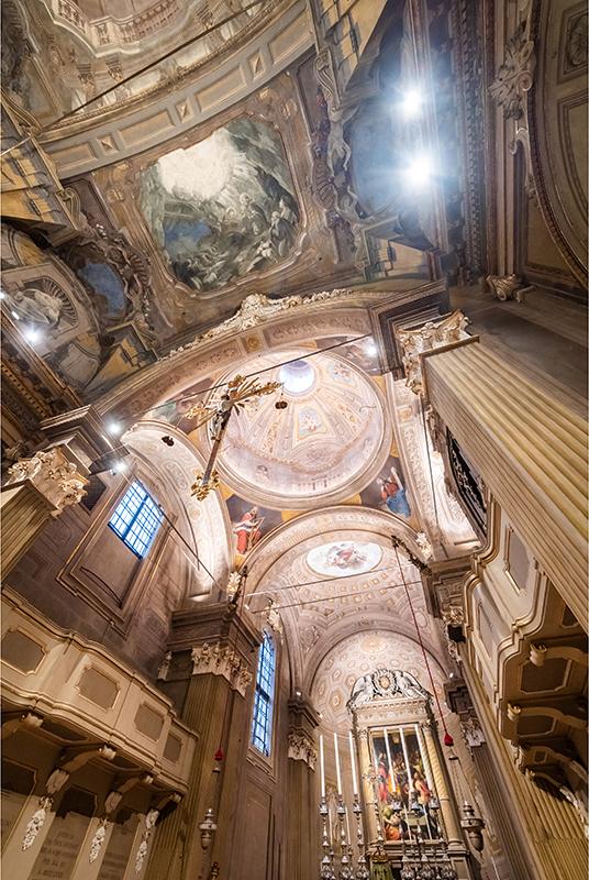 Le volte affrescate e la cupola della Basilica di Santa Maria Maggiore a Bologna, viste dal basso